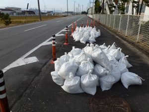 クリーン活動成果(側溝の泥を集めた土嚢)